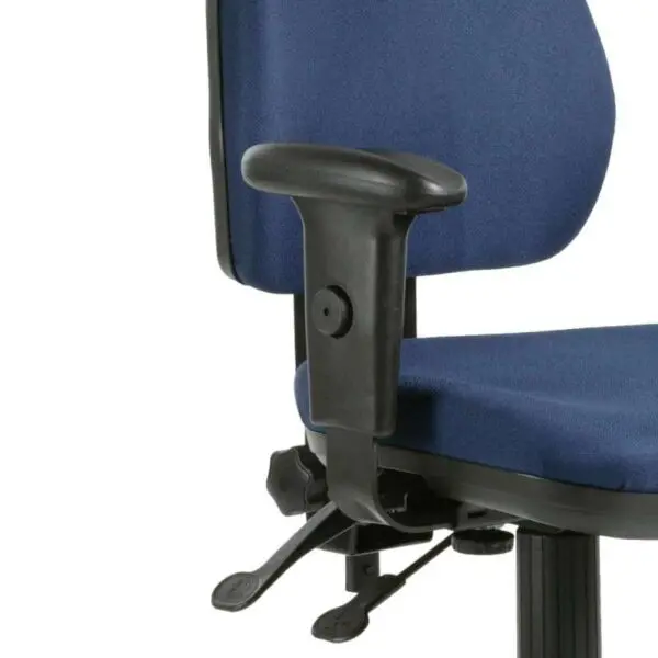 Sininen PU-verhoiltu Komfort-työtuoli käsivarsilla ja mustalla pohjalla. Komfort-työtuoli