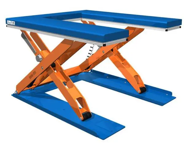 Sininen ja oranssi Edmo Lift-yksisaksiset matalat T-sarjan nostopöydät saksinostin valkoisella pohjalla.