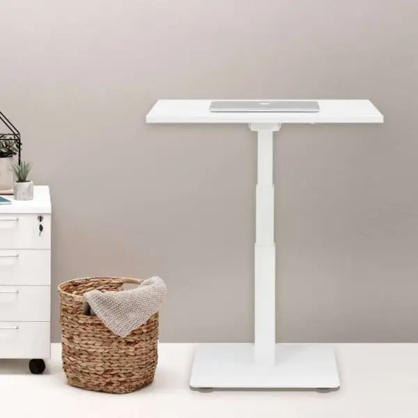 Valkoinen Quadro sähköpöytä seisomapöytä, jonka päällä kori.