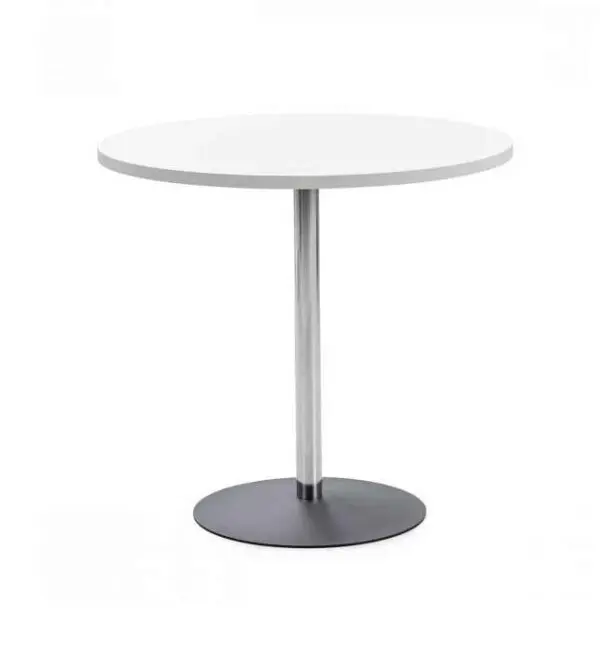Valkoinen pöytä metallijalalla valkoisella pohjalla.