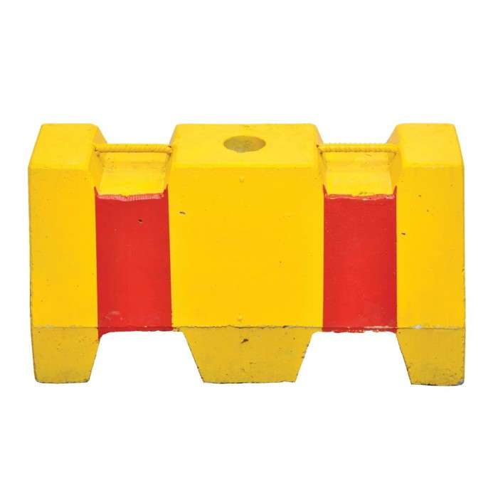 Keltainen ja punainen betoniporsas toimii kulkuesteenä.