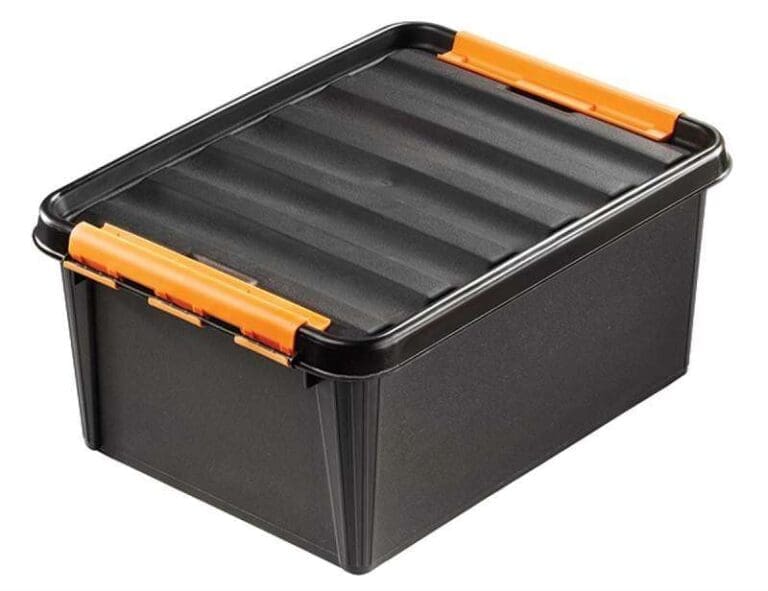 Musta muovinen säilytyslaatikko oransseilla kahvoilla on Iskunkestävä Smartstore Pro -säilytyslaatikko 15L.