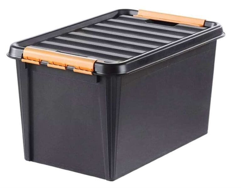 Musta muovinen säilytyslaatikko, Iskunkestävä Smartstore Pro -säilytyslaatikko 45L, oranssinvärisillä kahvoilla.