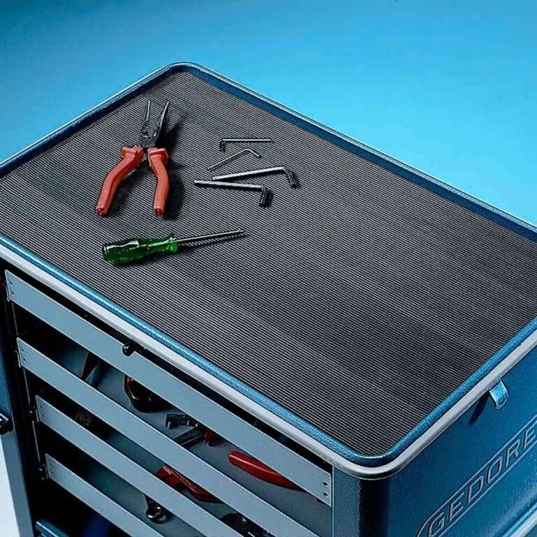 Sininen työkalulaatikko työkaluineen
