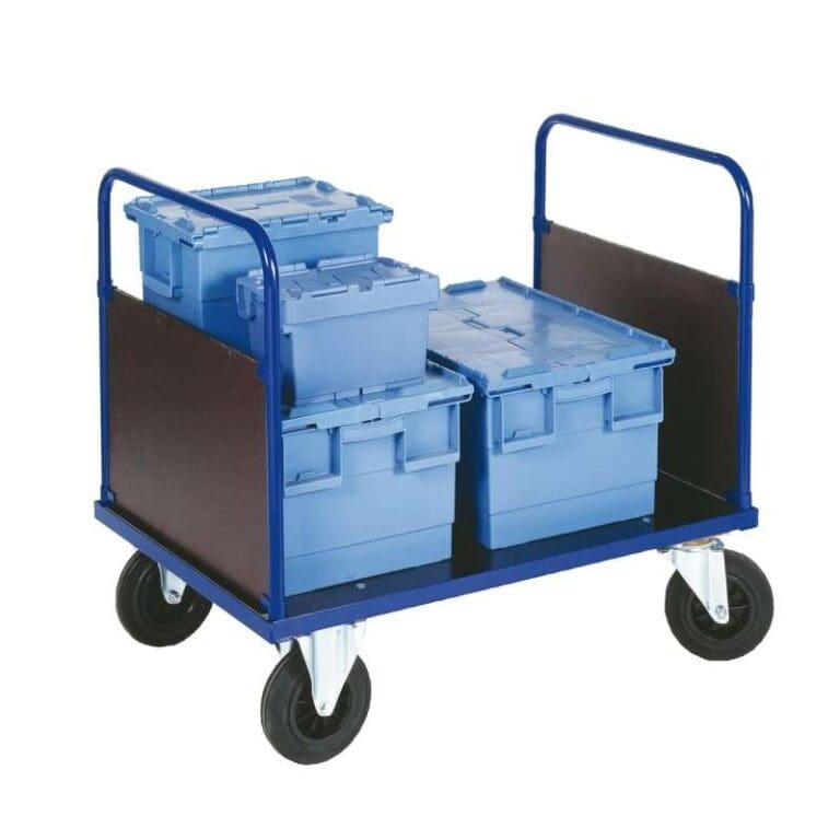 Sininen Lavavaunu kahdella työntöpäädyllä 500kg kärry, jossa siniset laatikot pyörillä.