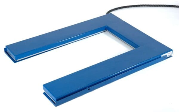 Sininen runko, johon on kiinnitetty lanka, on esimerkki Edmo Lift -yksisaksiset matalat C-sarjan nostopöydästä.