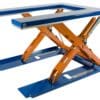 Sini-oranssi Edmo Lift -yksisaksiset matalat T-sarjan nostopöydät saksinostopöytä valkoisella pohjalla.