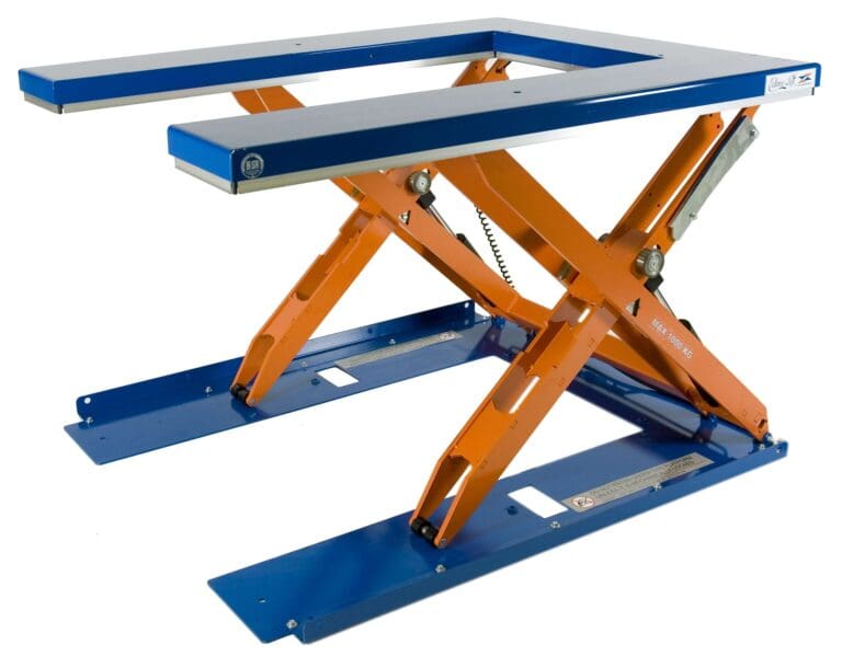 Sini-oranssi Edmo Lift -yksisaksiset matalat T-sarjan nostopöydät saksinostopöytä valkoisella pohjalla.