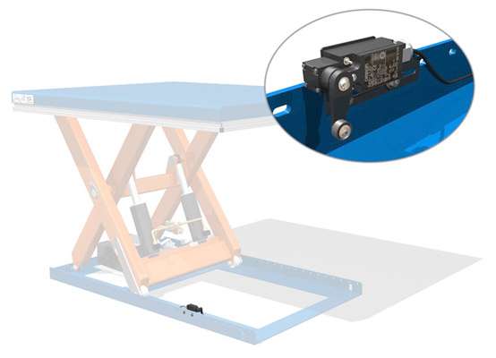 Sininen pöytä, johon on kiinnitetty sähköinen Edmo Lift -nostopöytien lava-alusta vaa'alla.