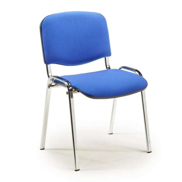 Verhoiltu tuoli verhoiltu, sininen kromirunkoinen tuoli valkoisella pohjalla.