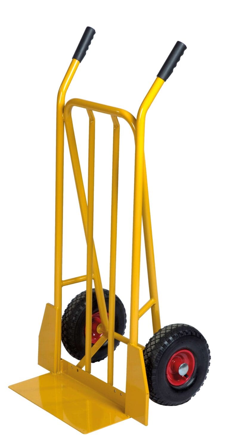 Keltainen Nokkakärry 250kg lyhyellä kuormatasolla pyörillä 250kg kantamiseen valkoisella pohjalla.