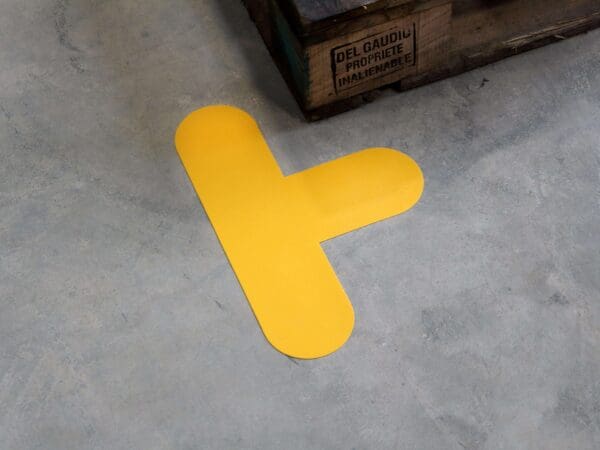 Keltainen Lattiaopaste merkintäteipit betonilattialla.