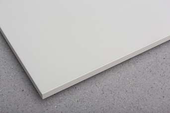 Valkoinen Treston Concept-pöytätasot harmaalla pinnalla.