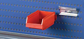 Sininen reikälevyseinä laatikkopitimellä, jossa Treston ottolaatikko.