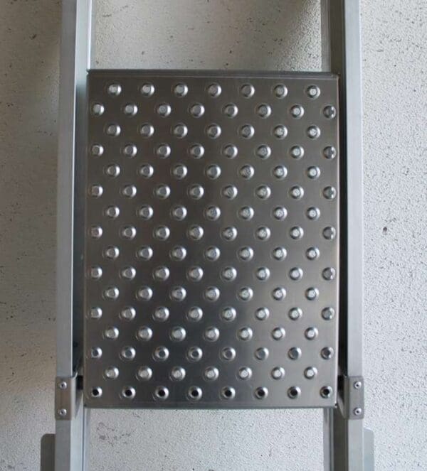 Alumiinista valmistetut tikkaat, joissa on reikiä.