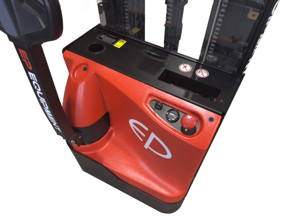 Lähikuva punaisesta Pinoamistrukki EP WSA 1600KG trukin ohjauspaneelista, jossa on erilaisia kytkimiä, painikkeita ja varoitustarroja.