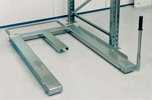 U-shaped floor-mounted pallet pull-out unit installed in pallet racking, galvanised steel