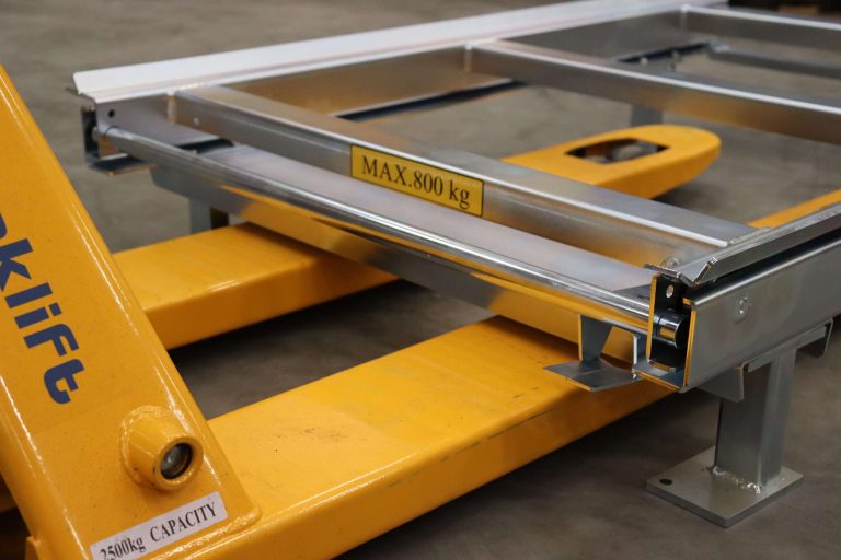 Floor-mounted pallet pull-out unit with floor riser for pallet racking, 800 kg