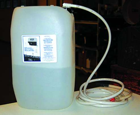 25 L gravity feed forklift battery watering tank with hose, flow indicator and quick coupling