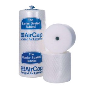 Packpåsar och fyllnadsmaterial – bubbelplast, luftkuddar och packchips på packbord