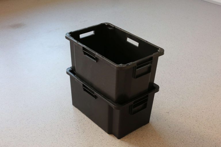 Två stapelbara plastbackar för flytt och förvaring, 52 l, 600 × 400 × 300 mm