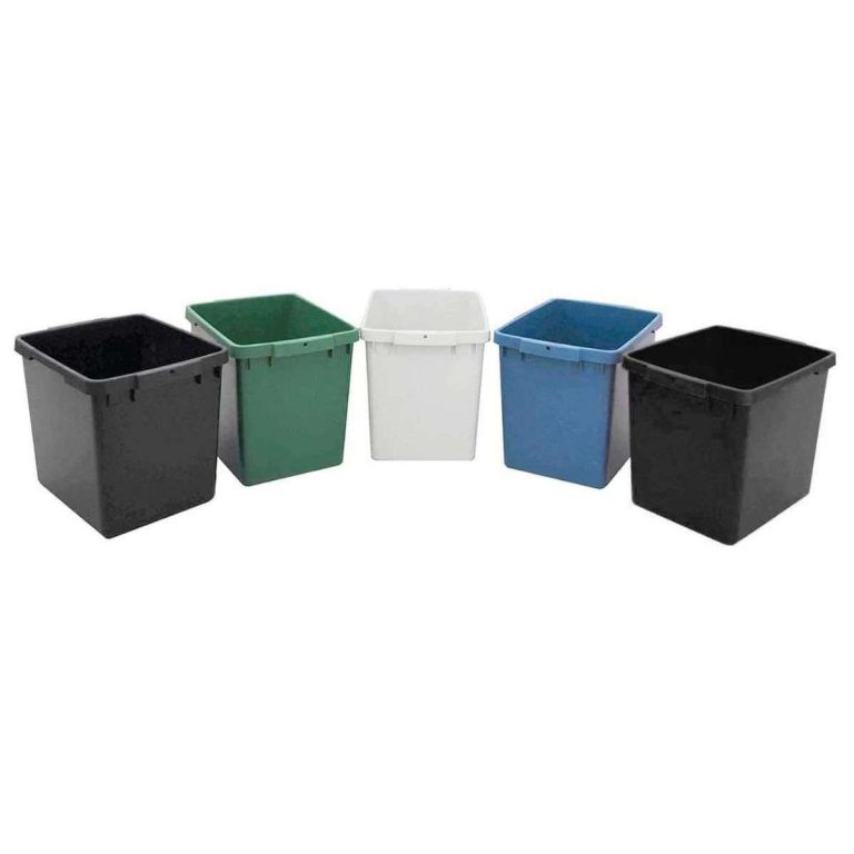 Plastkärl med handtag 25 l i flera färger för källsortering.