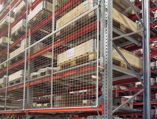 Rasskydd / säkerhetsnät monterat på pallställ som förhindrar att gods faller bakom ställaget
