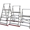 Tre ReTee plattformsstegar i aluminium med bred arbetsplattform och stabiliserande stegfötter