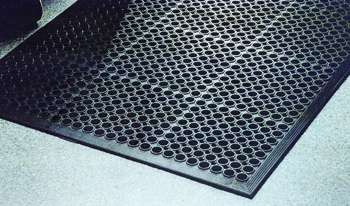 Black open-hole rubber ring mat with bevelled edges, 910 x 1520 mm