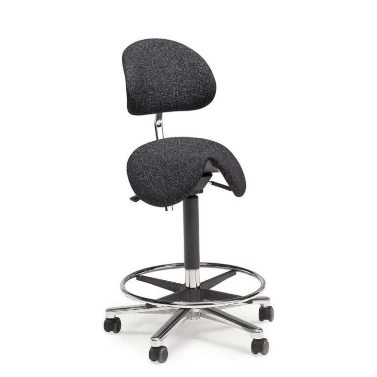 Ergonomisk sadelstol med ryggstöd och fotring för halvsittande arbete