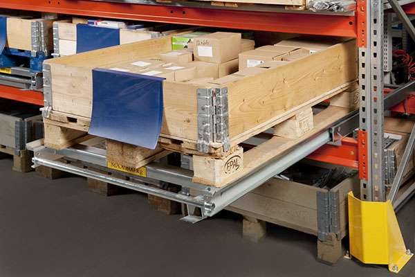 Single-sided pallet pull-out unit installed in pallet racking (70% extension)