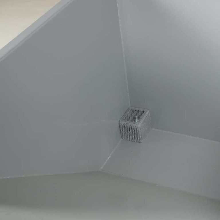Tipping skip drain outlet with stainless bottom mesh filter