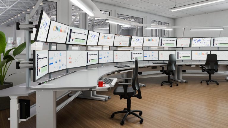 Treston CTRL operatörsbord med flera bildskärmar i kontrollrum